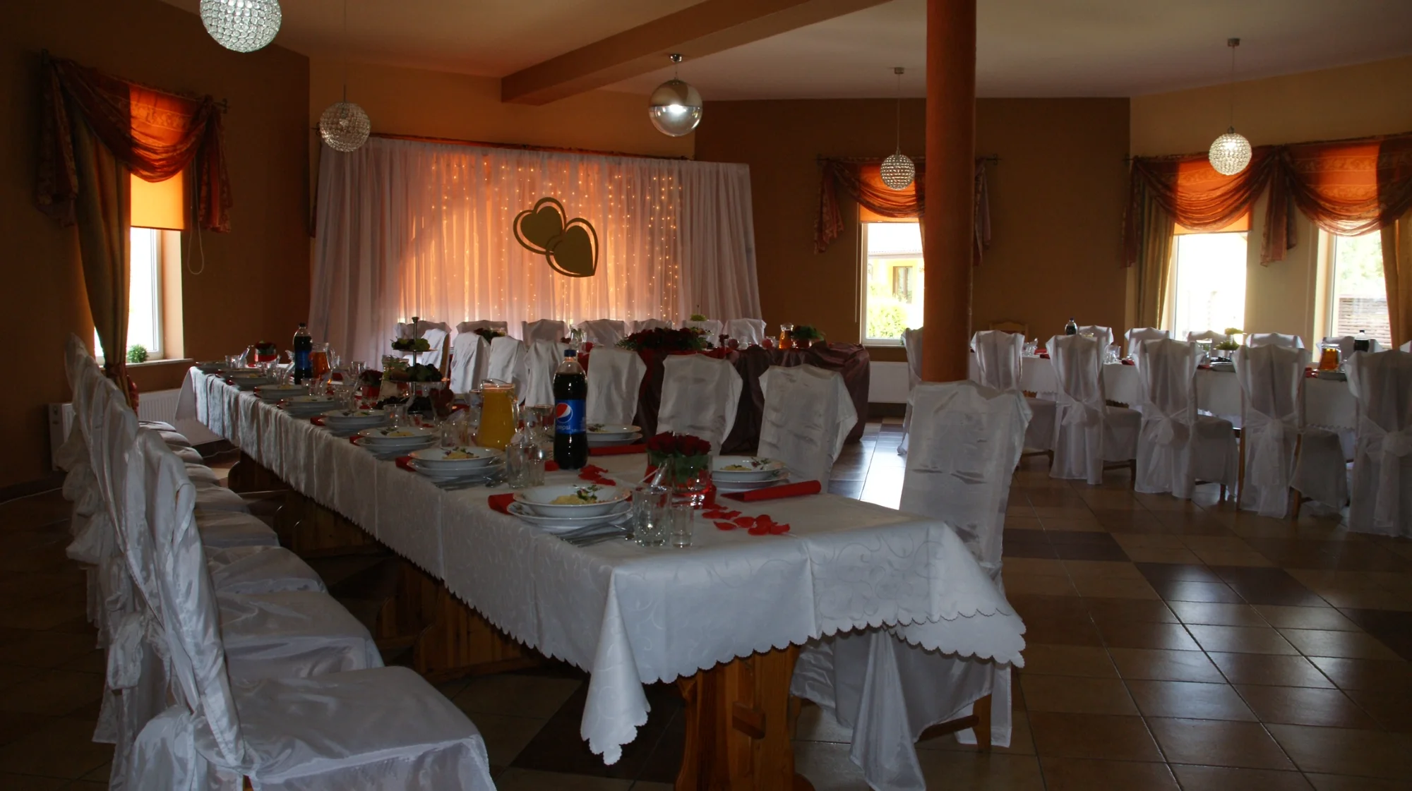 Sala weselna - stoły przygotowane