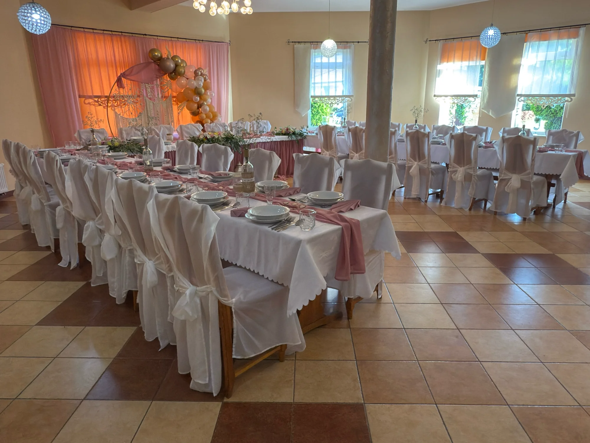 Sala weselna - eleganckie nakrycie